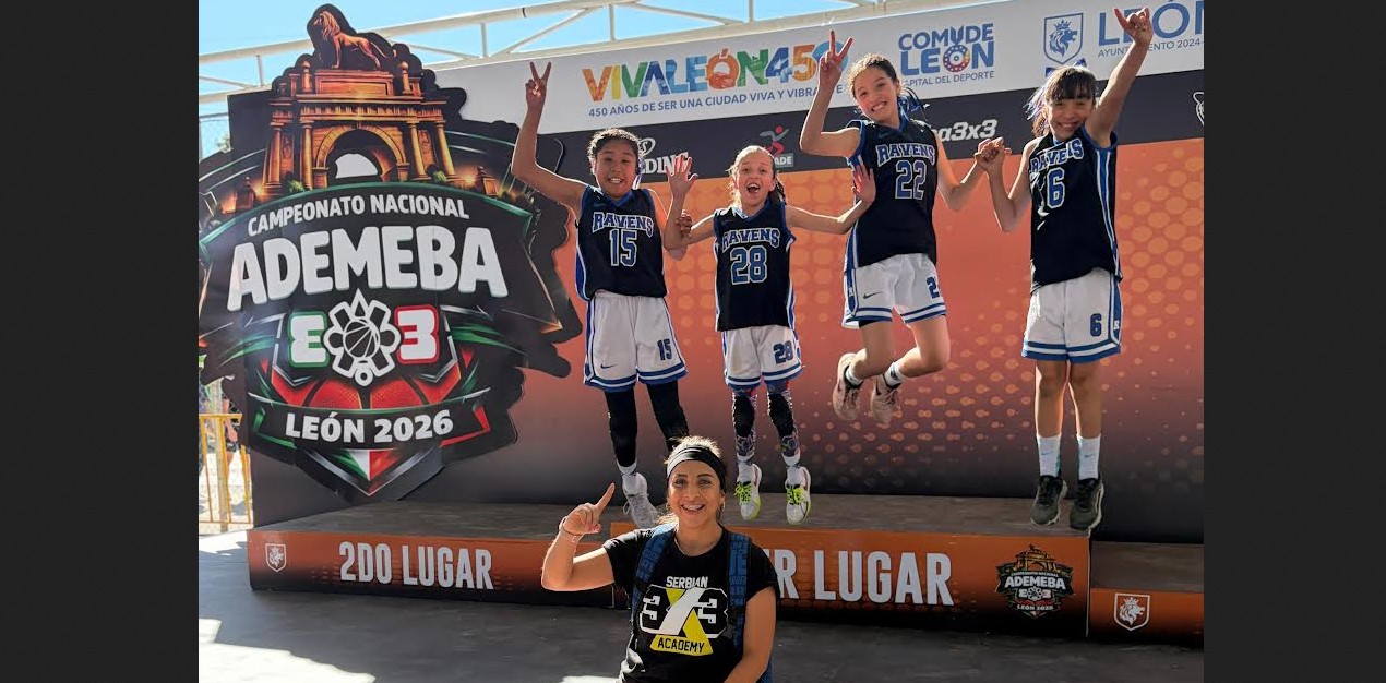 Jugadoras y jugadores del Club Ravens con sus medallas nacionales.