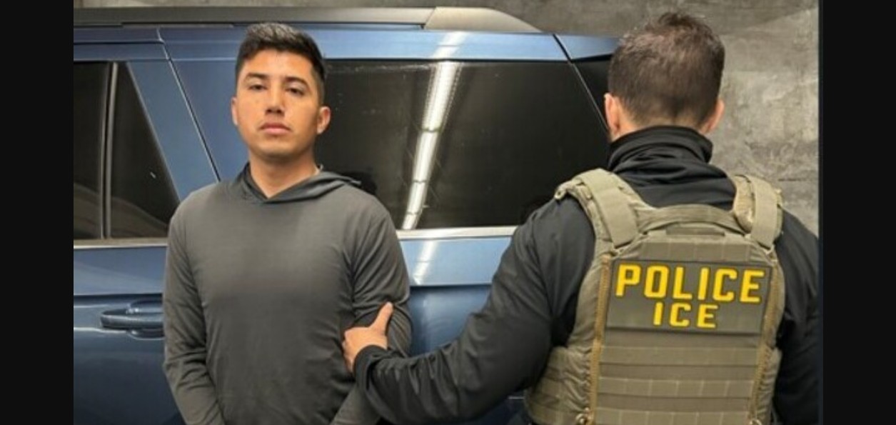 Agentes migratorios durante la detención de un exmilitar mexicano.