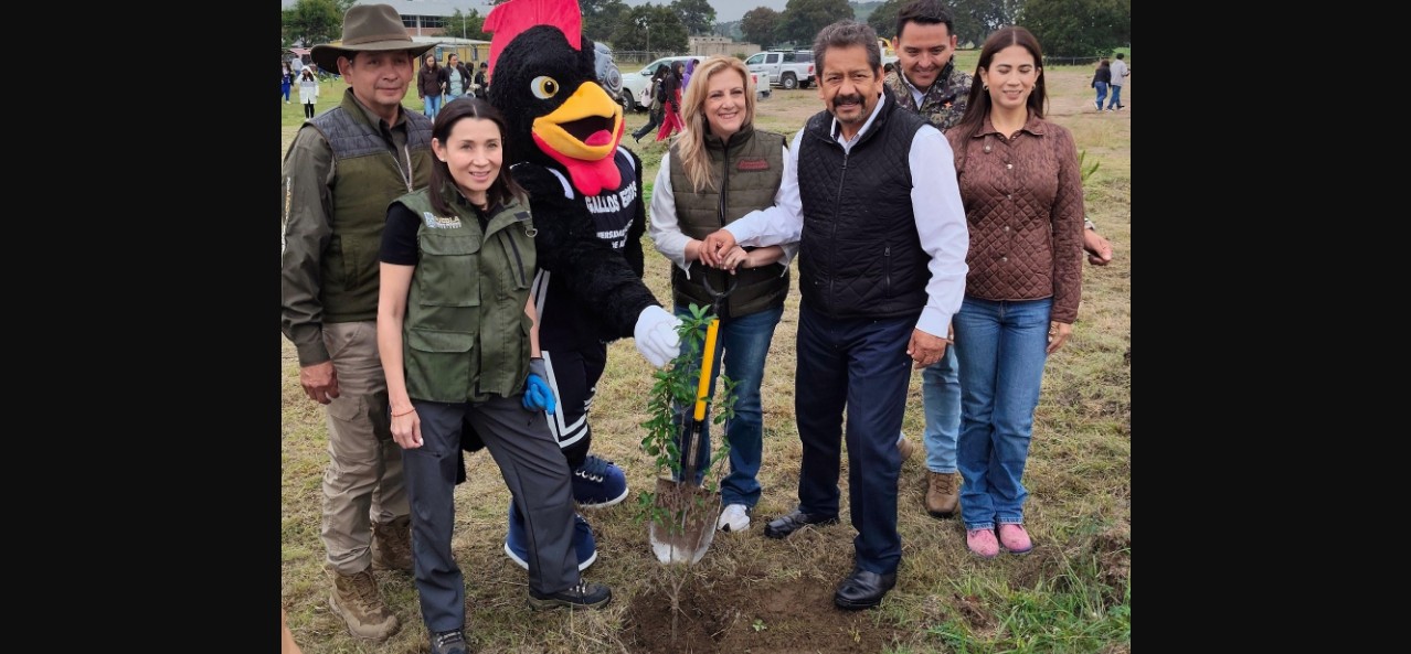 Estudiantes y autoridades plantan árboles en Amozoc.