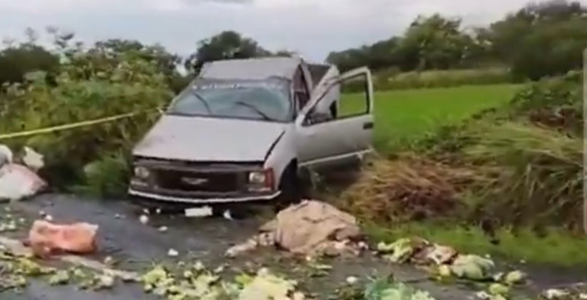 Camioneta accidentada a un costado de la carretera en Huaquechula.