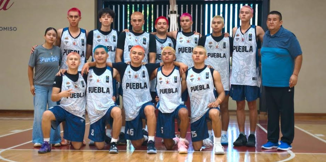 Jugadores de Puebla durante un campeonato nacional de básquetbol.