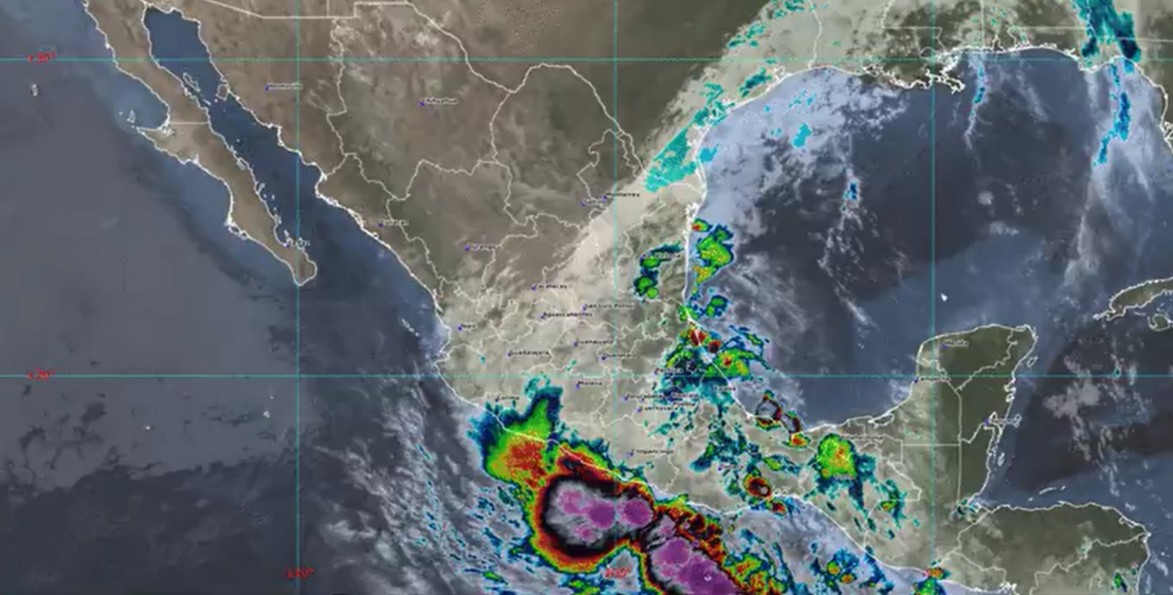 Tormenta tropical sobre el océano Pacífico frente a las costas mexicanas.