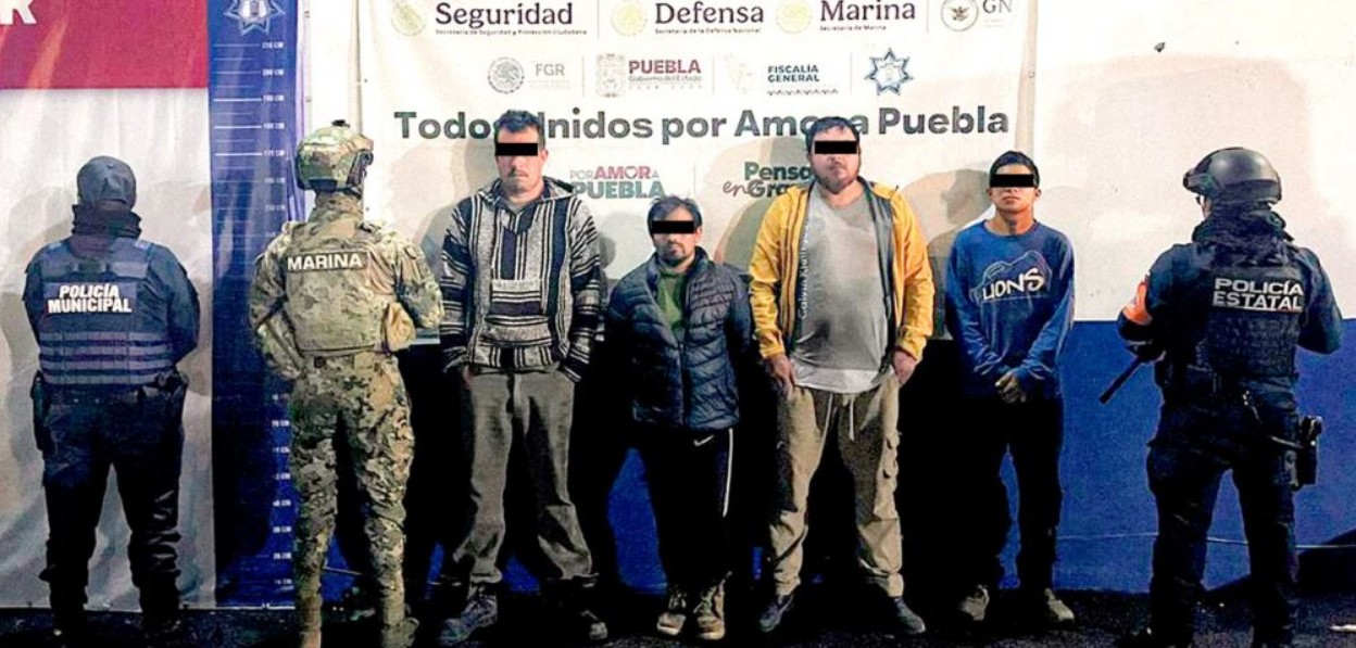 Camión y camioneta asegurados con carga de madera.
