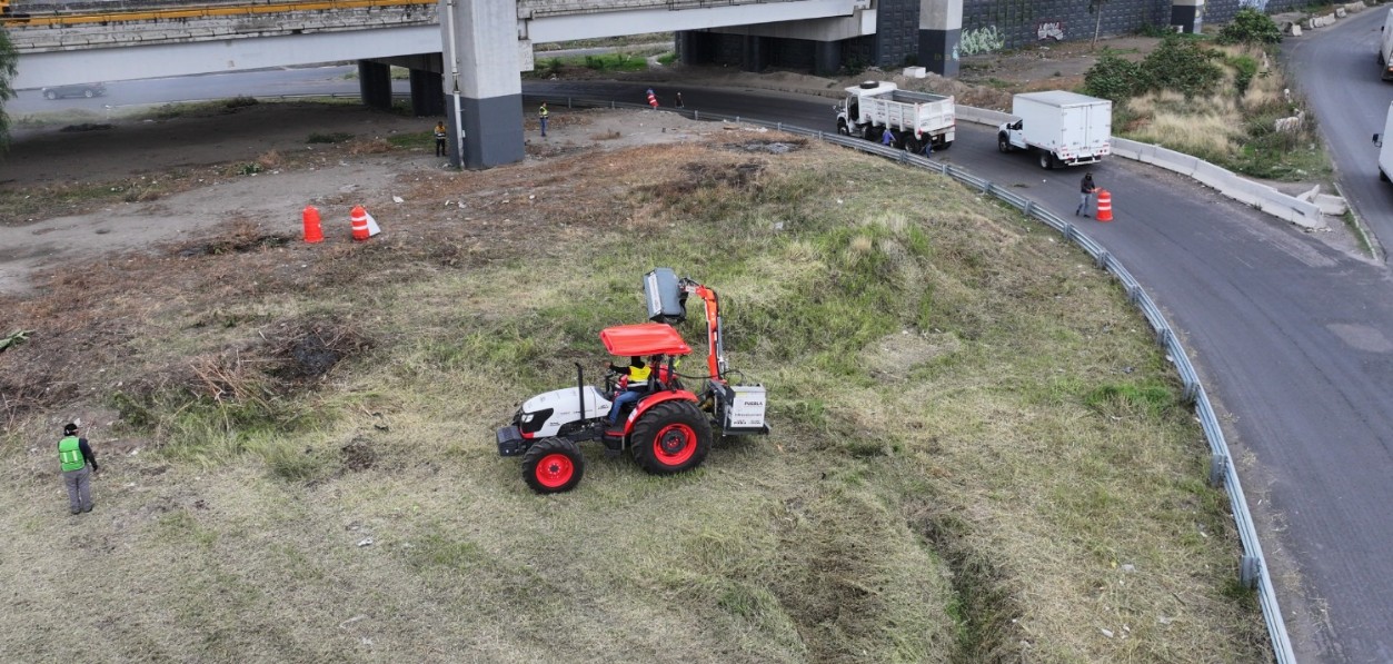 Trabajadores realizan limpieza y mantenimiento en áreas verdes de Puebla.