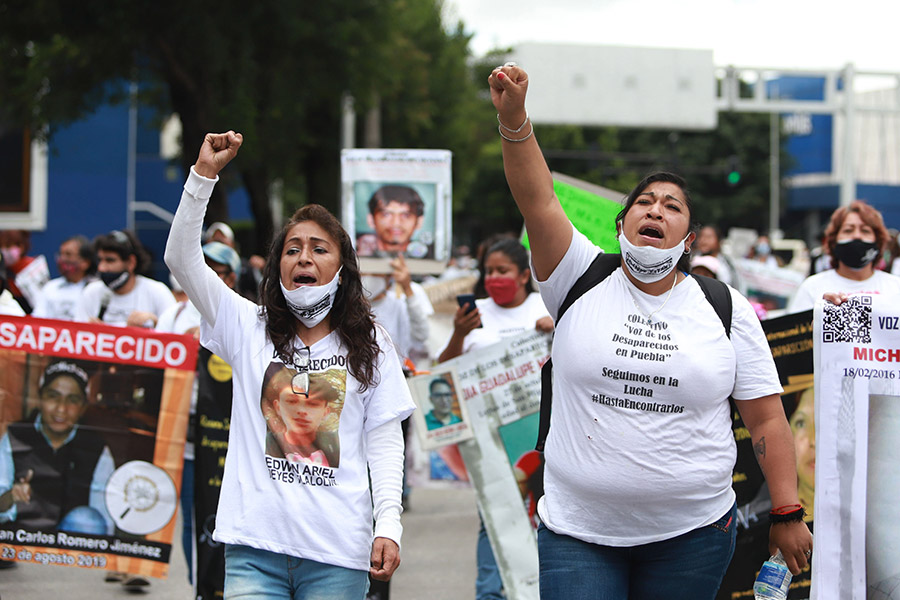Madres buscadoras llevan protesta por desaparecidos hasta el Estadio Cuauhtémoc