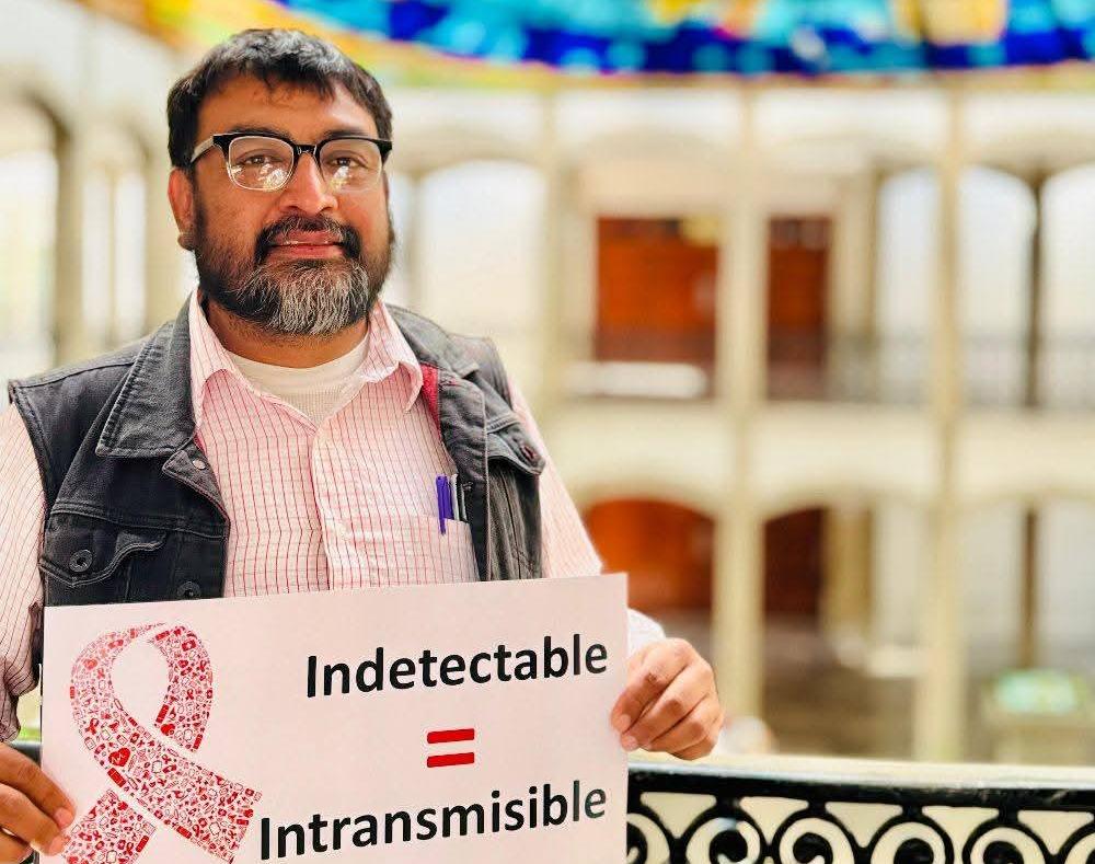 Persona trans realiza trámite en oficina del Registro Civil.