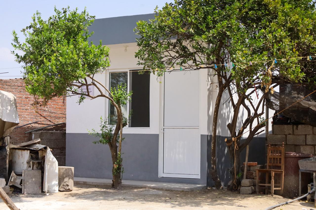 Con inversión de 3.5 mdp, Armando Aguirre entrega cuartos dormitorio y pavimentación