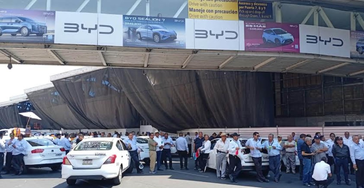 Permisionarios de taxis del AICM piden respeto a acuerdos y reglas claras