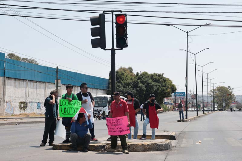 Comerciantes del Mercado Morelos protestan por operativos de seguridad que afectan sus ventas