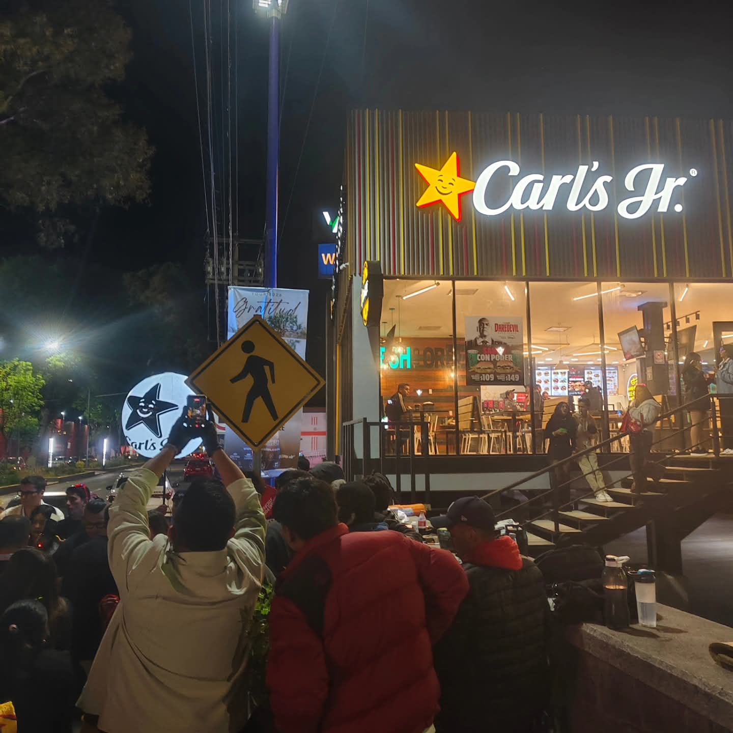 Con música, concursos y dinámicas un centenar hace filas por hamburguesas gratis