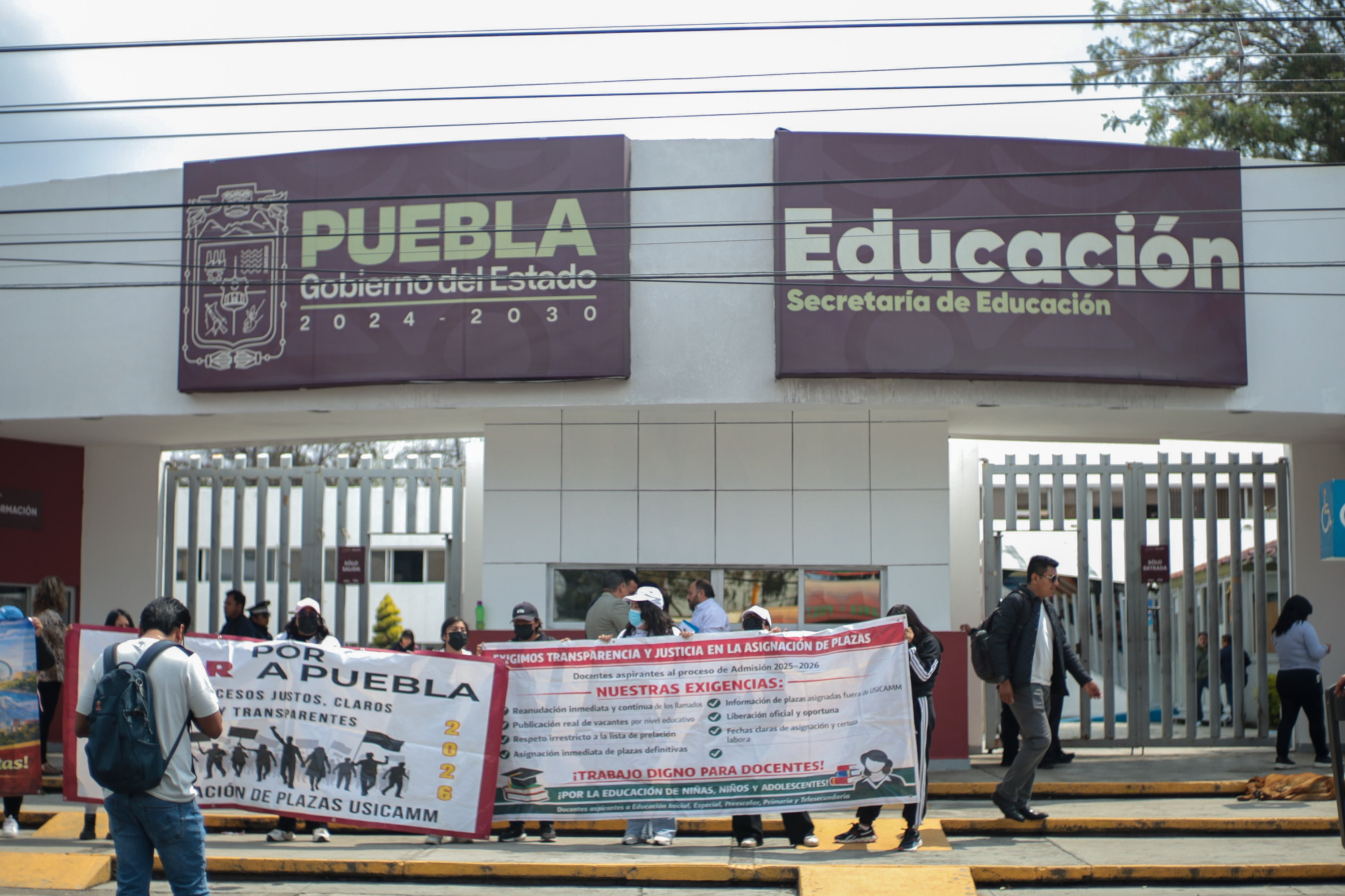 Docentes se manifiestan en la SEP Puebla y exigen transparencia en asignación de plazas