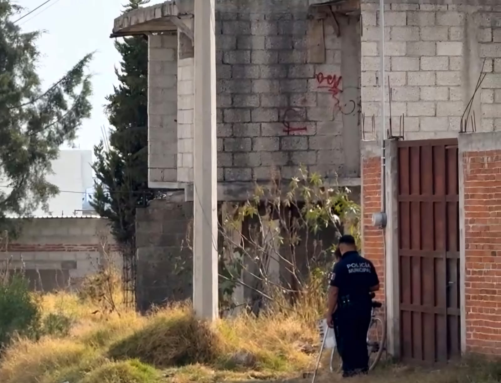 Descubren hombre sin vida en vivienda en construcción de Cuautlancingo