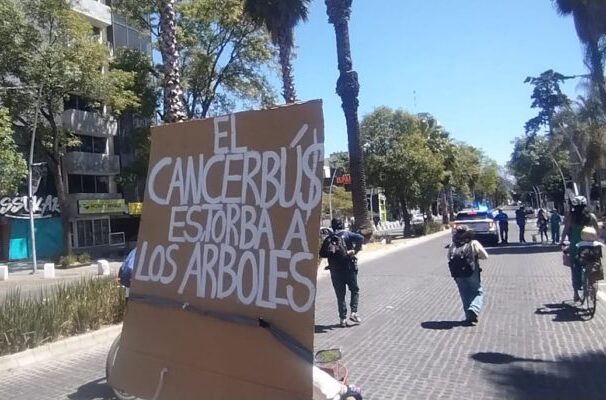 Marchan en Puebla contra estaciones del Cablebús; piden reubicación y diálogo público