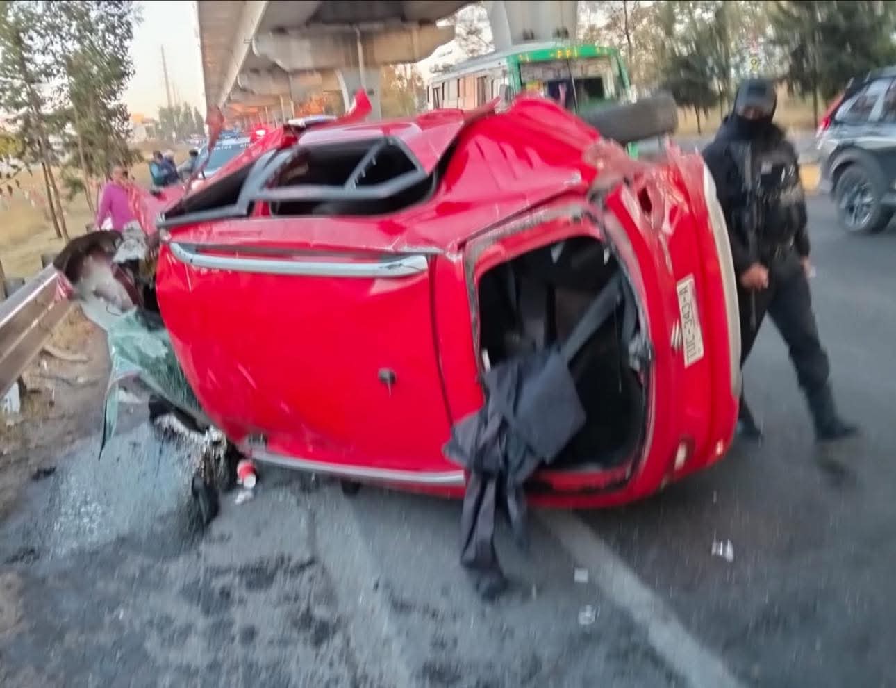 Protección Civil de Cuautlancingo brinda apoyo en percance vehicular en la autopista México-Puebla