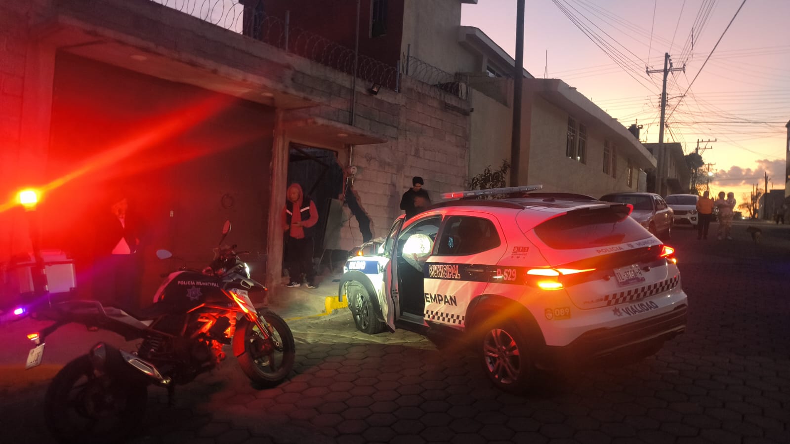 Roba patrulla y desata persecución; termina estrellado contra vivienda en Ixtulco