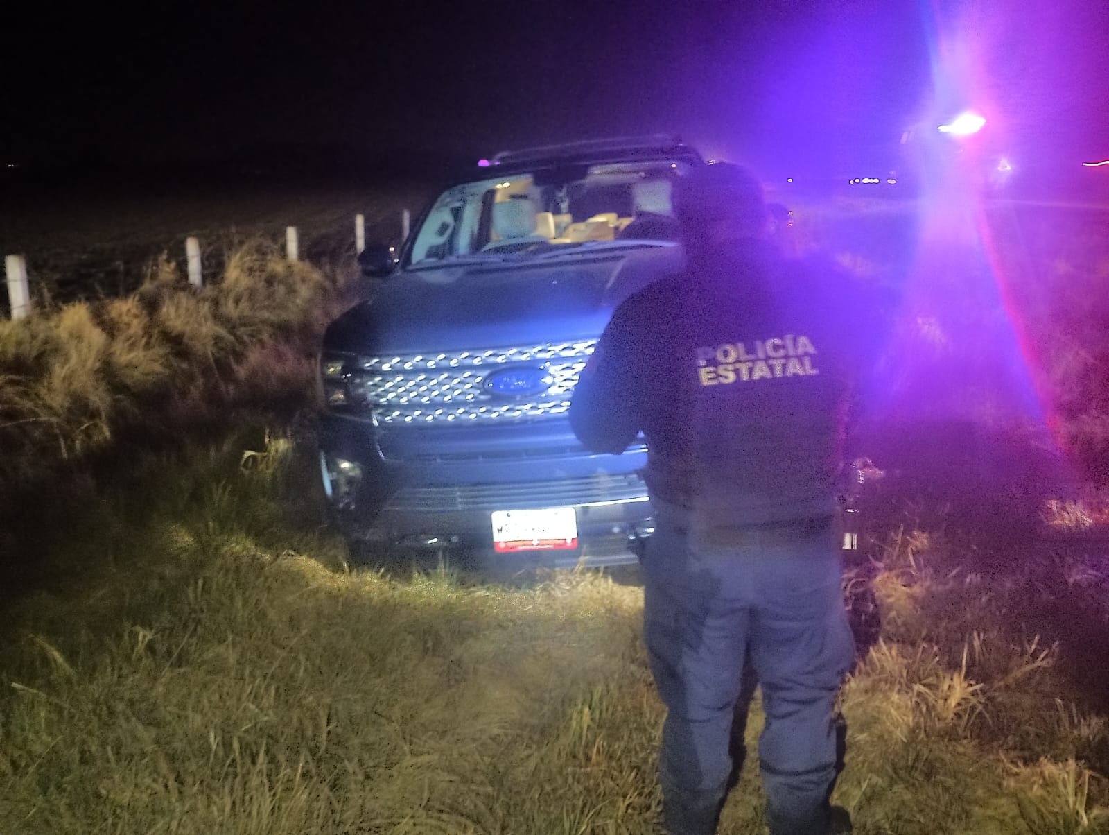 Aseguran camioneta robada tripulada por dos mujeres, en Arco Norte