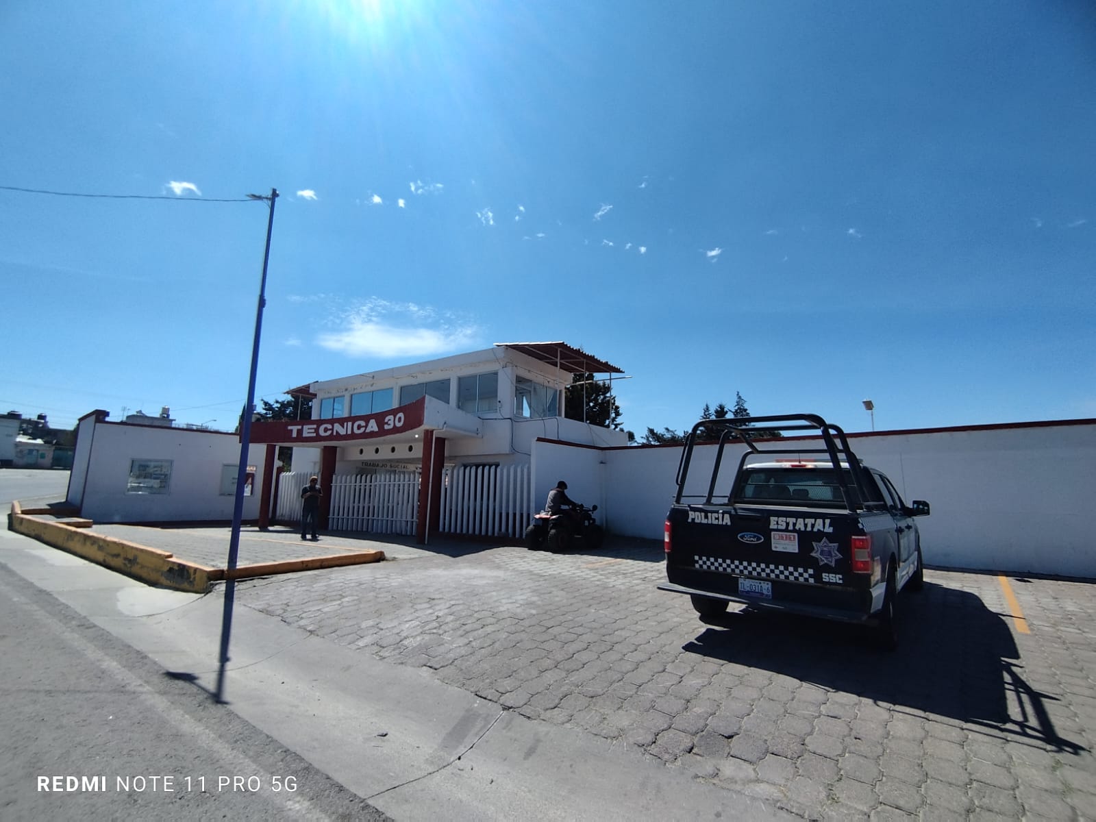 Hampones "saquean" la Secundaria Técnica 30 en Calpulalpan; cortaron cables de video