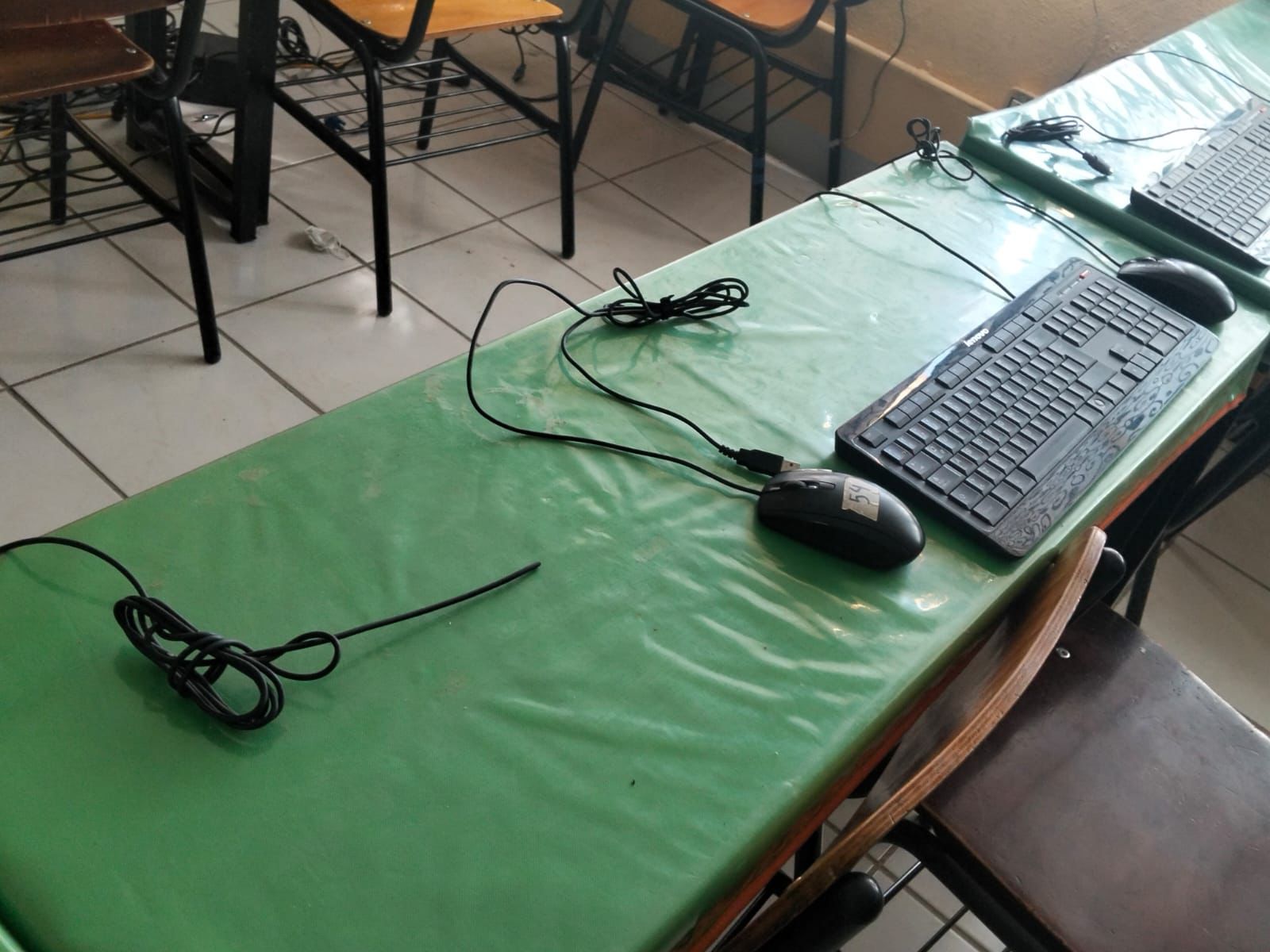 Delincuentes roban equipo de cómputo en primaria Xicohténcatl de Apizaco; sustraen 14 computadoras, proyector y laptop