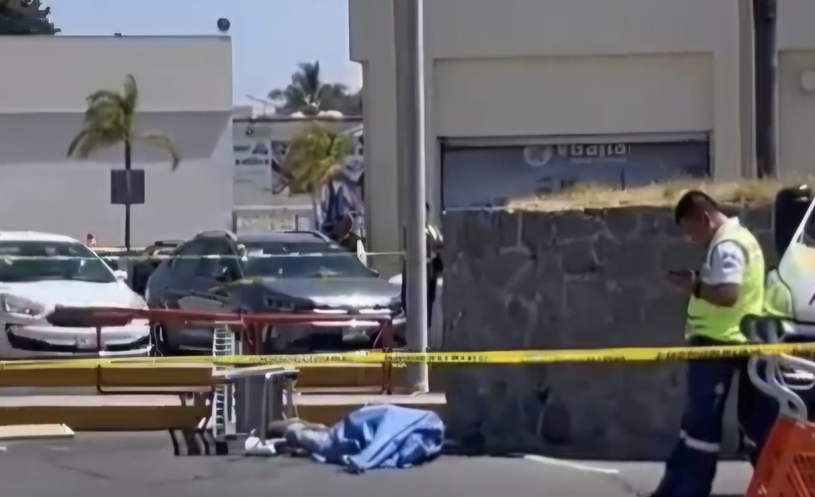 Trabajador pierde la vida tras caída en estacionamiento de plaza Cruz del Sur
