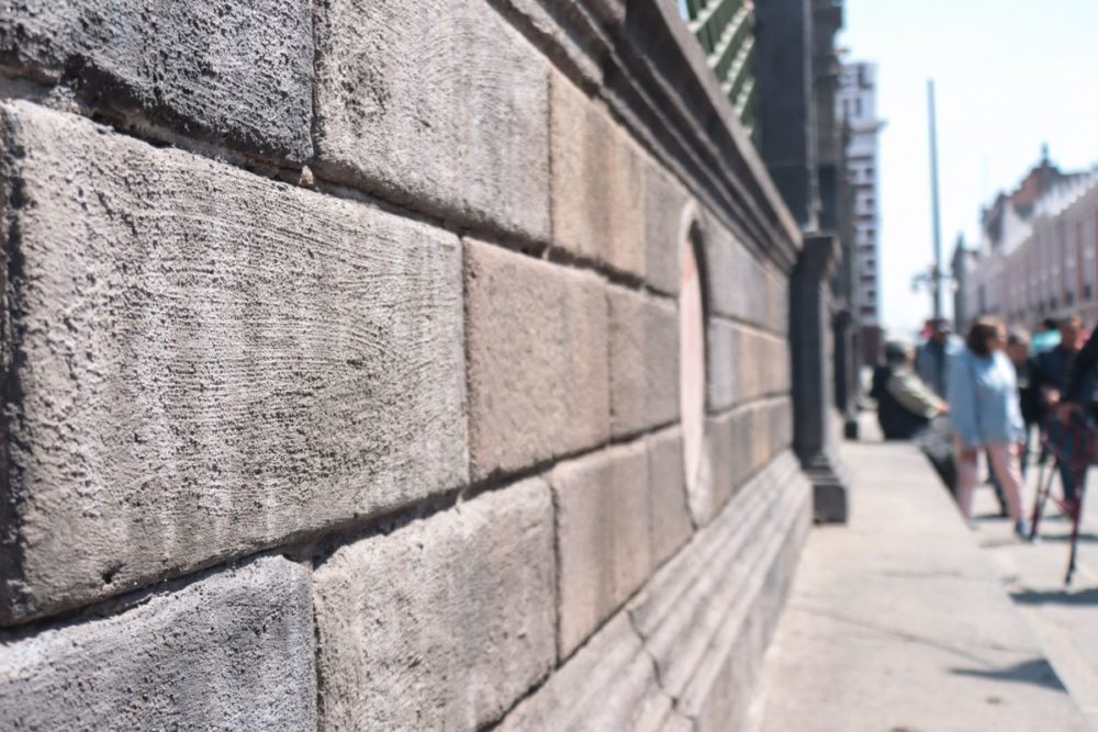 Aplican “pintura de sacrificio” en Catedral y edificios del Centro Histórico previo al 8M