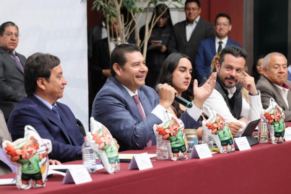 Gobernador de Puebla pide colaboración de opositores del cablebús 