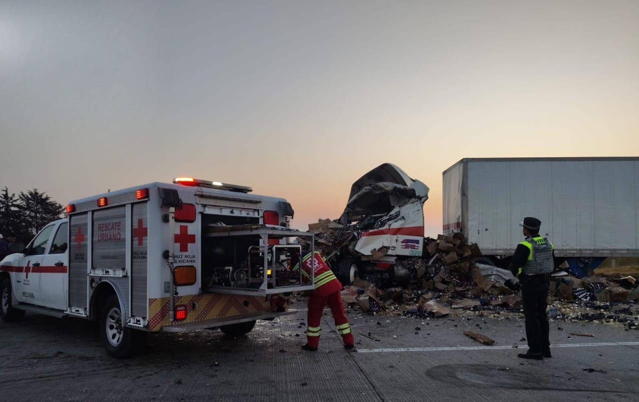 Choque entre tráileres provoca cierre total del Arco Norte, en Calpulalpan