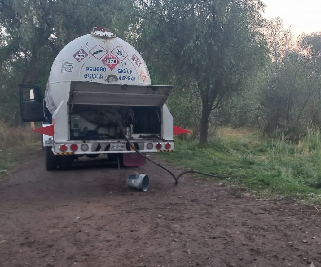 En operativo federal y estatal aseguran pipa de Vela Gas ordeñando ductos de Pemex en Nativitas