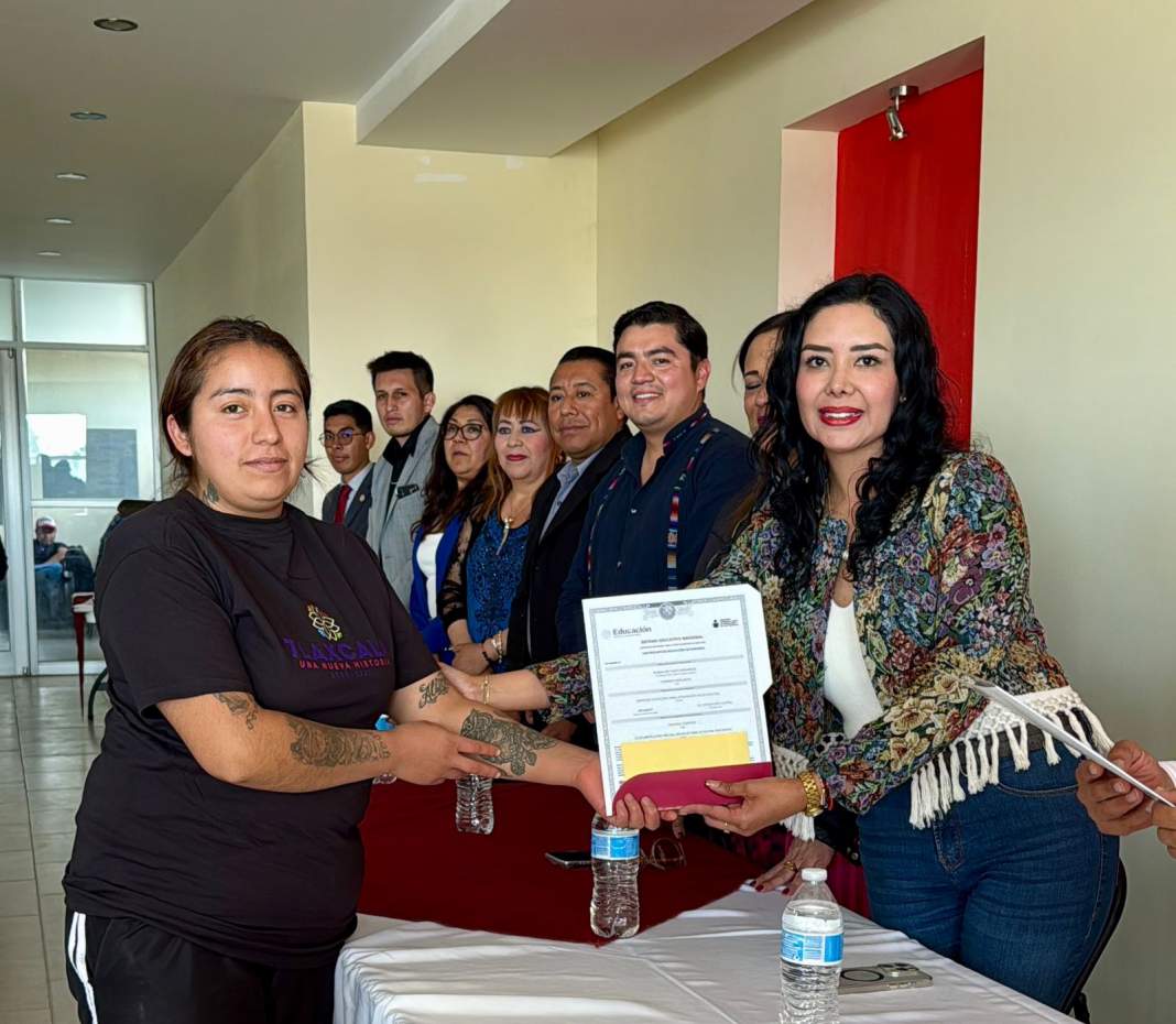 En Tlaxcala celebran un nuevo comienzo: adultos y jóvenes de Amaxac logran terminar la primaria y secundaria