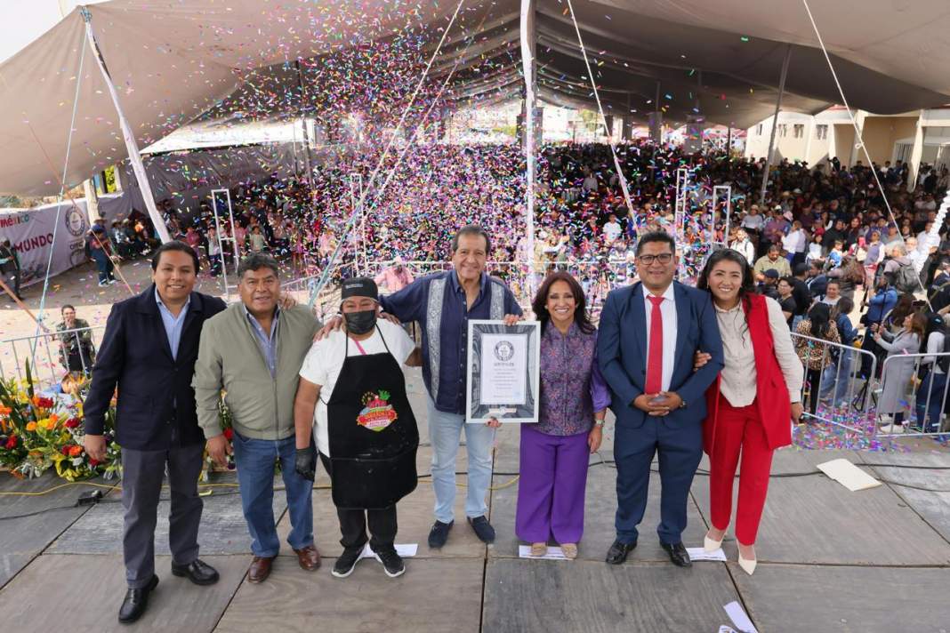 Tlaxcala rompe récord mundial con una impresionante línea de más de 11 mil quesadillas en Nopalucan