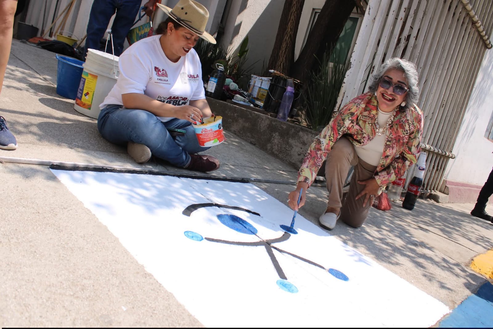 Lupita Fernández encabeza faena comunitaria en Casa del Abue