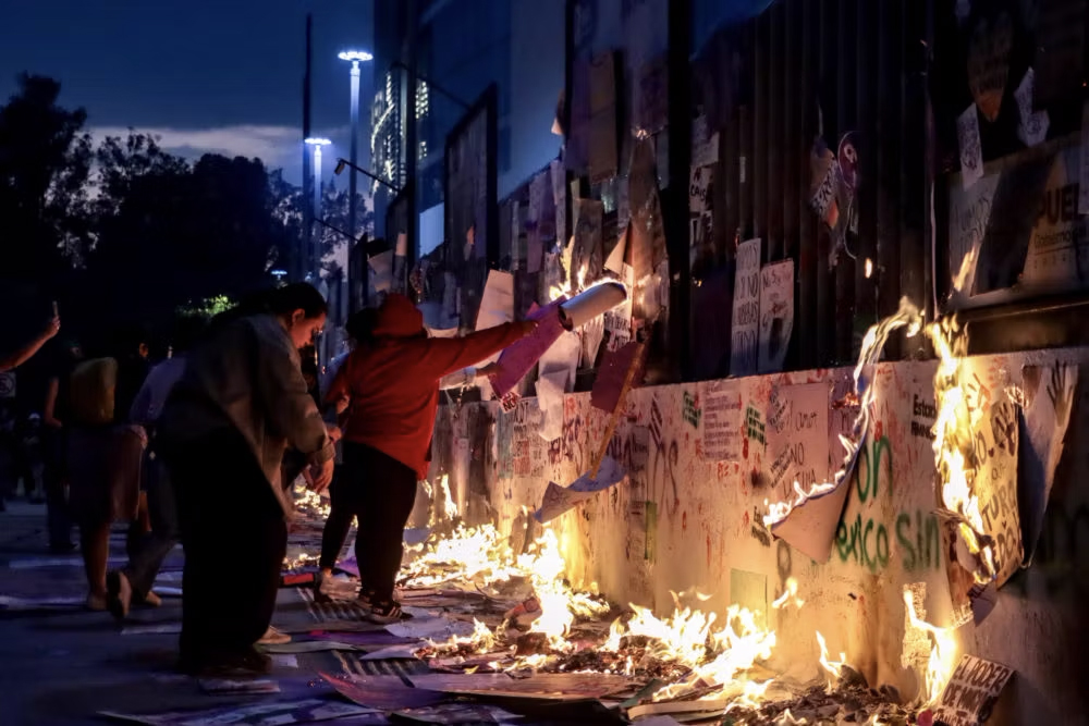 Más de 10 mil mujeres marchan en Puebla durante el 8M; protestas culminan frente a la Fiscalía