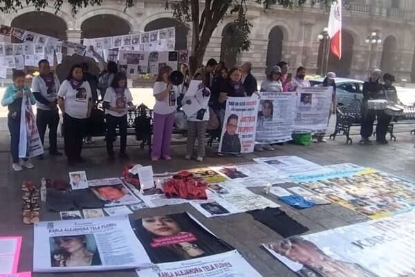 Madres buscadoras abren jornada del 8M en Puebla con protesta y memorial en el Zócalo