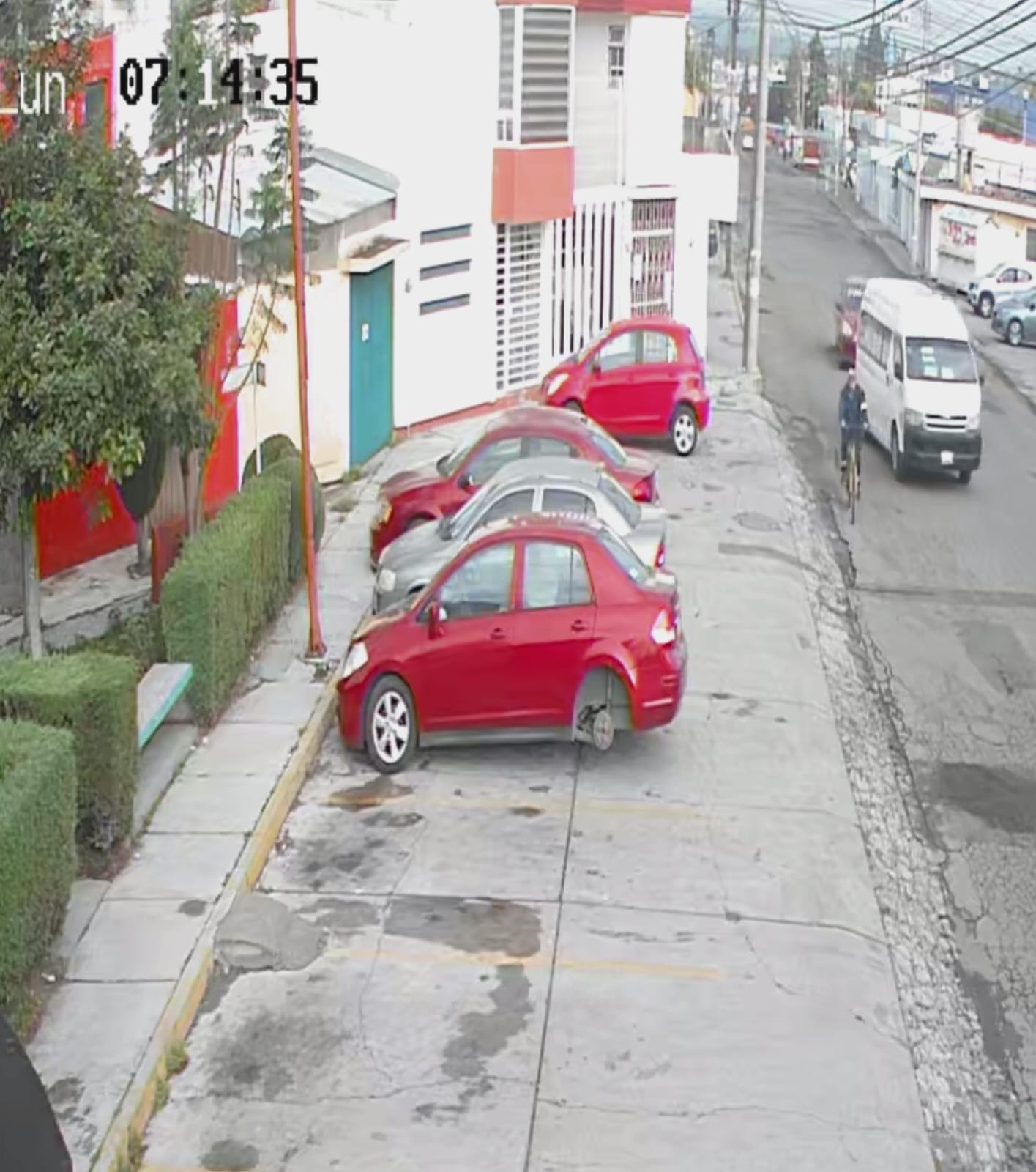 ¡En menos de dos minutos! "Ratas" en Seat Ibiza pegan robo de llantas en Atlixtac, Apizaco