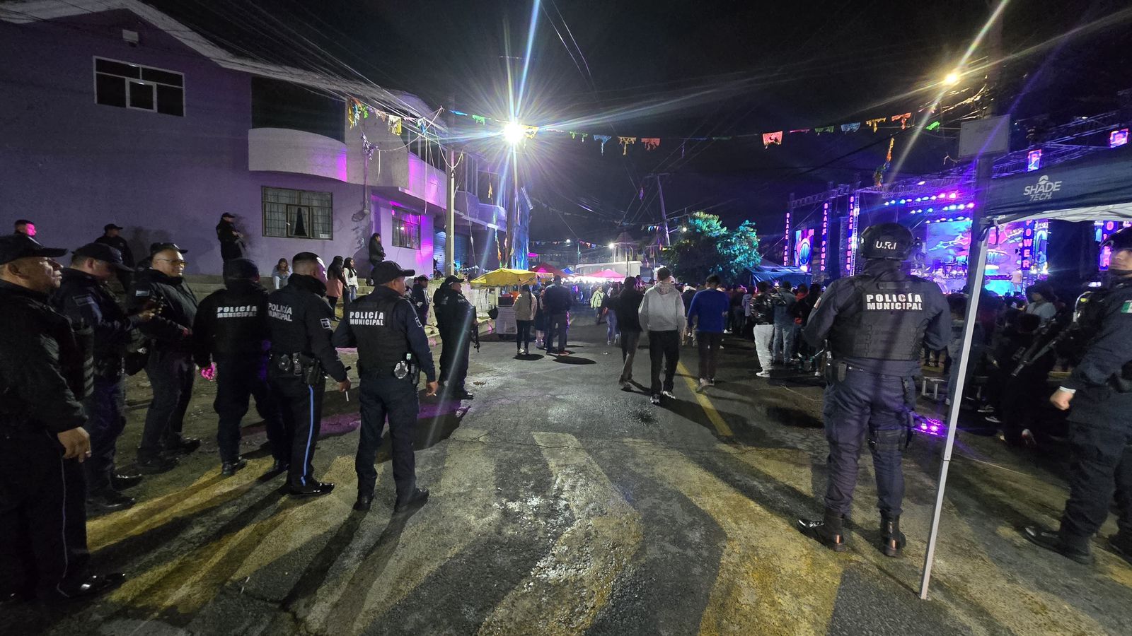 Policías municipales vigilan baile en Atlahapa.