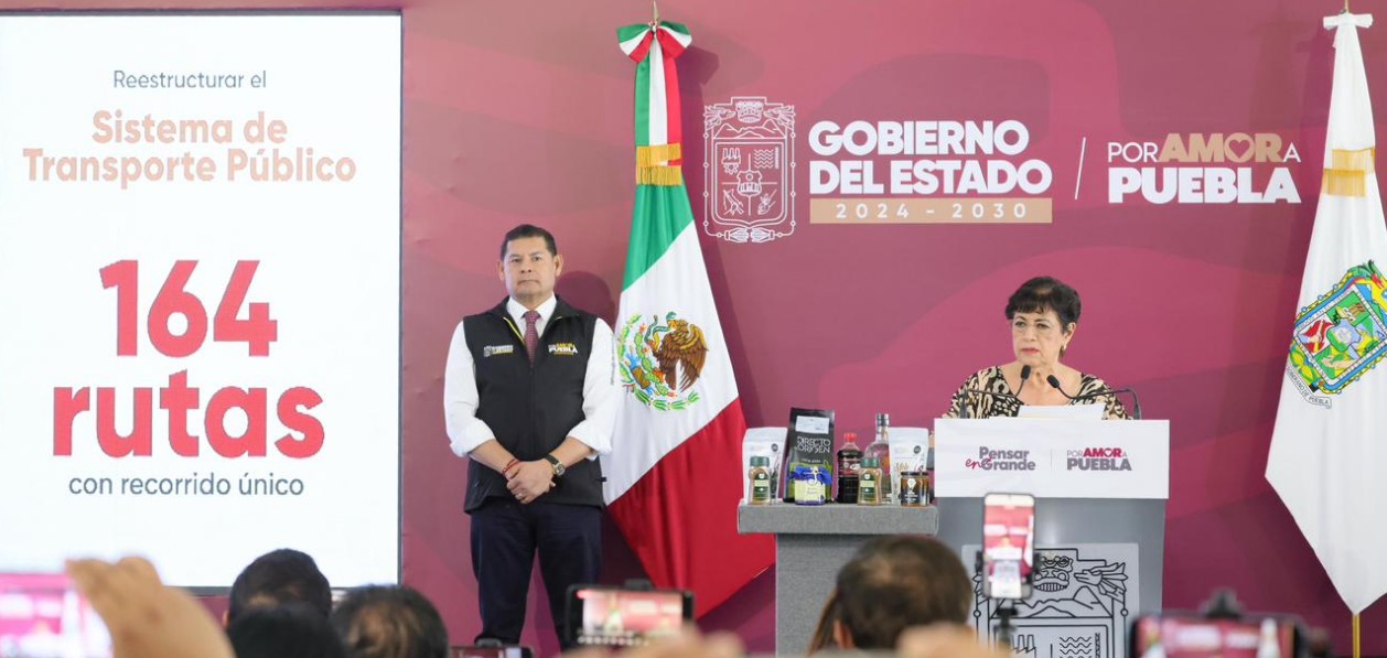 Unidades de transporte público circulando en Puebla