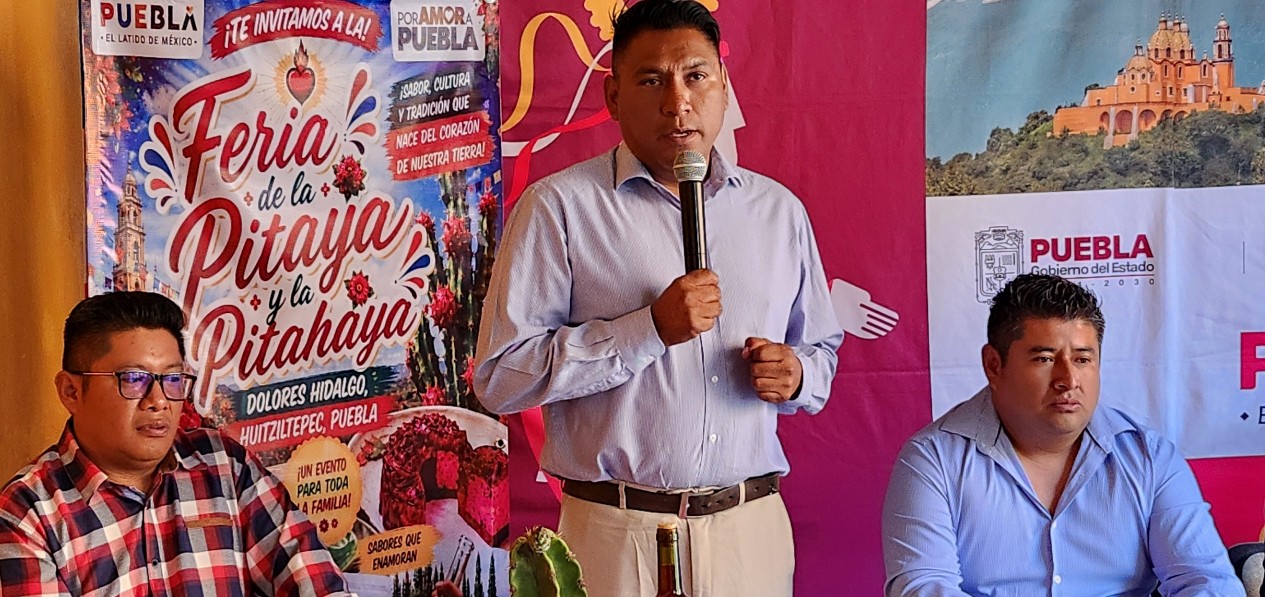 Venta de pitayas y productos artesanales en feria de Puebla