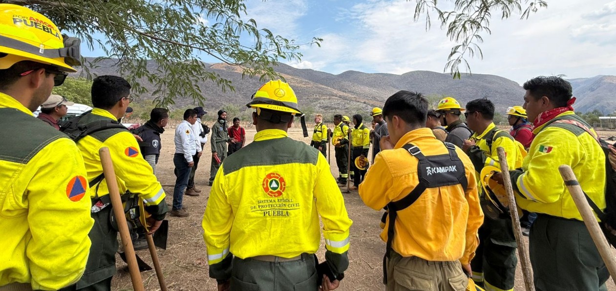 Helicóptero y brigadistas combaten incendio forestal en Puebla