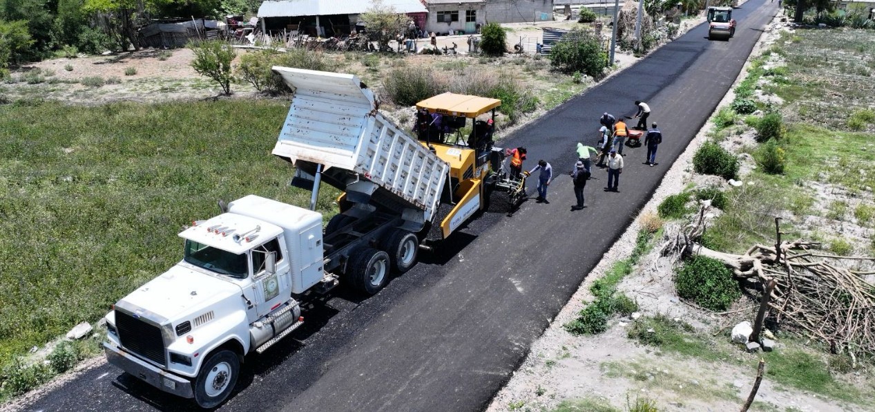 Trabajos de pavimentación en camino de Tecali de Herrera