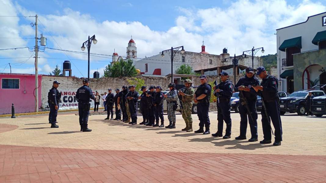 Elementos de seguridad durante operativo en Atlangatepec