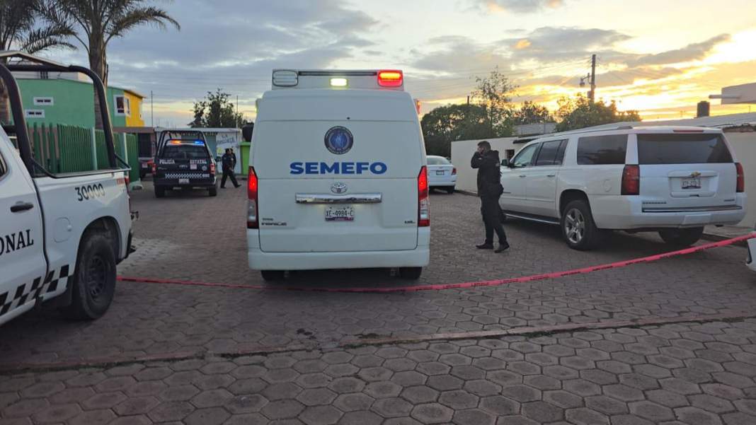 Patrullas y peritos afuera de una vivienda en Zumpango.