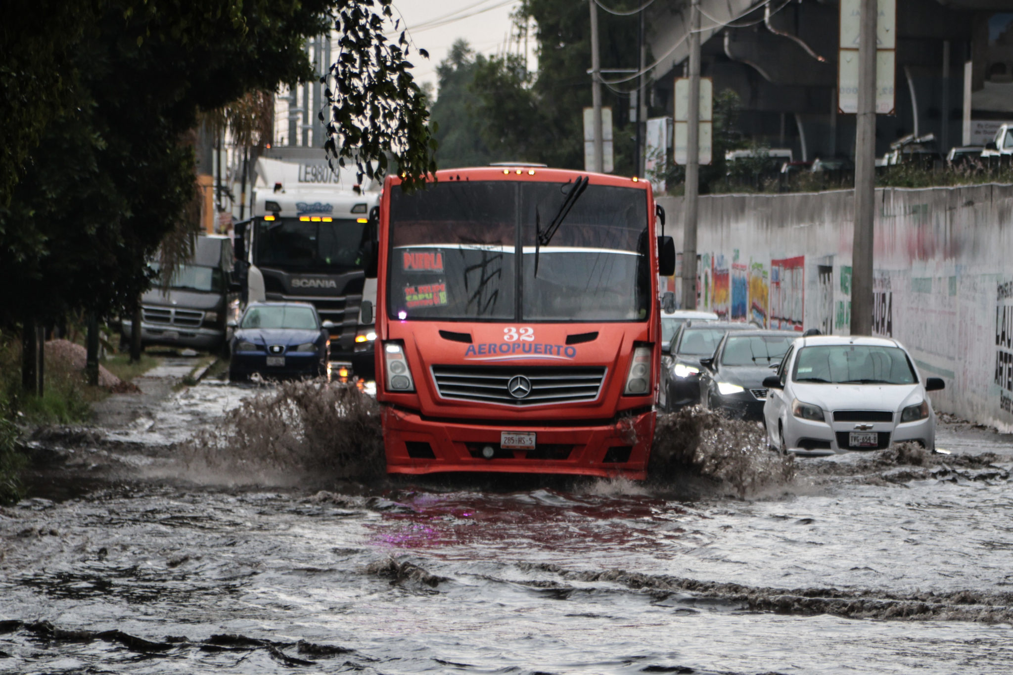 Lluvia y granizada colapsan vialidades y provocan inundaciones en la zona metropolitana de Puebla