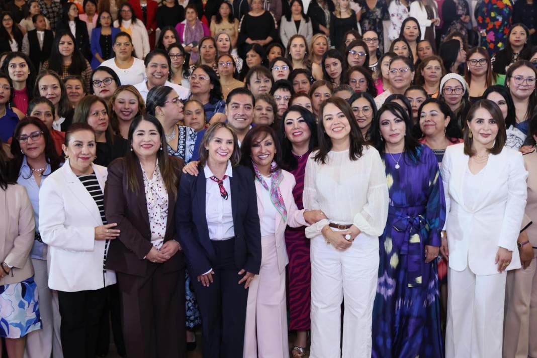 Lorena Cuéllar durante evento con madres trabajadoras del Poder Judicial