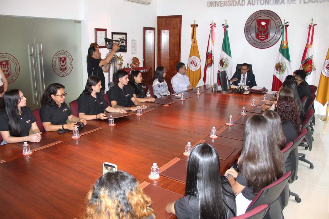 Estudiantes y docentes durante la Semana de las Familias 2026 en la UATx