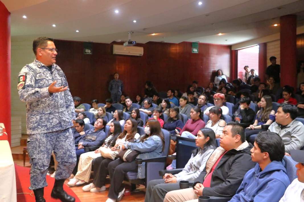 General Gabriel García durante conferencia sobre seguridad nacional