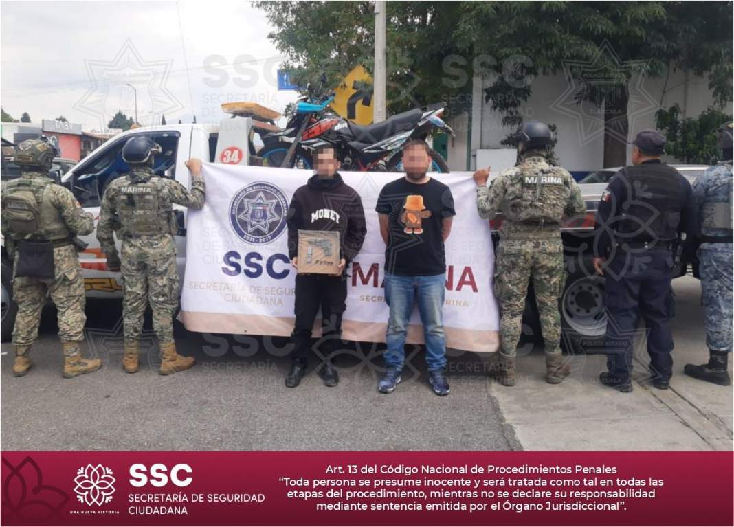 Policías resguardan a dos detenidos en Atlangatepec.