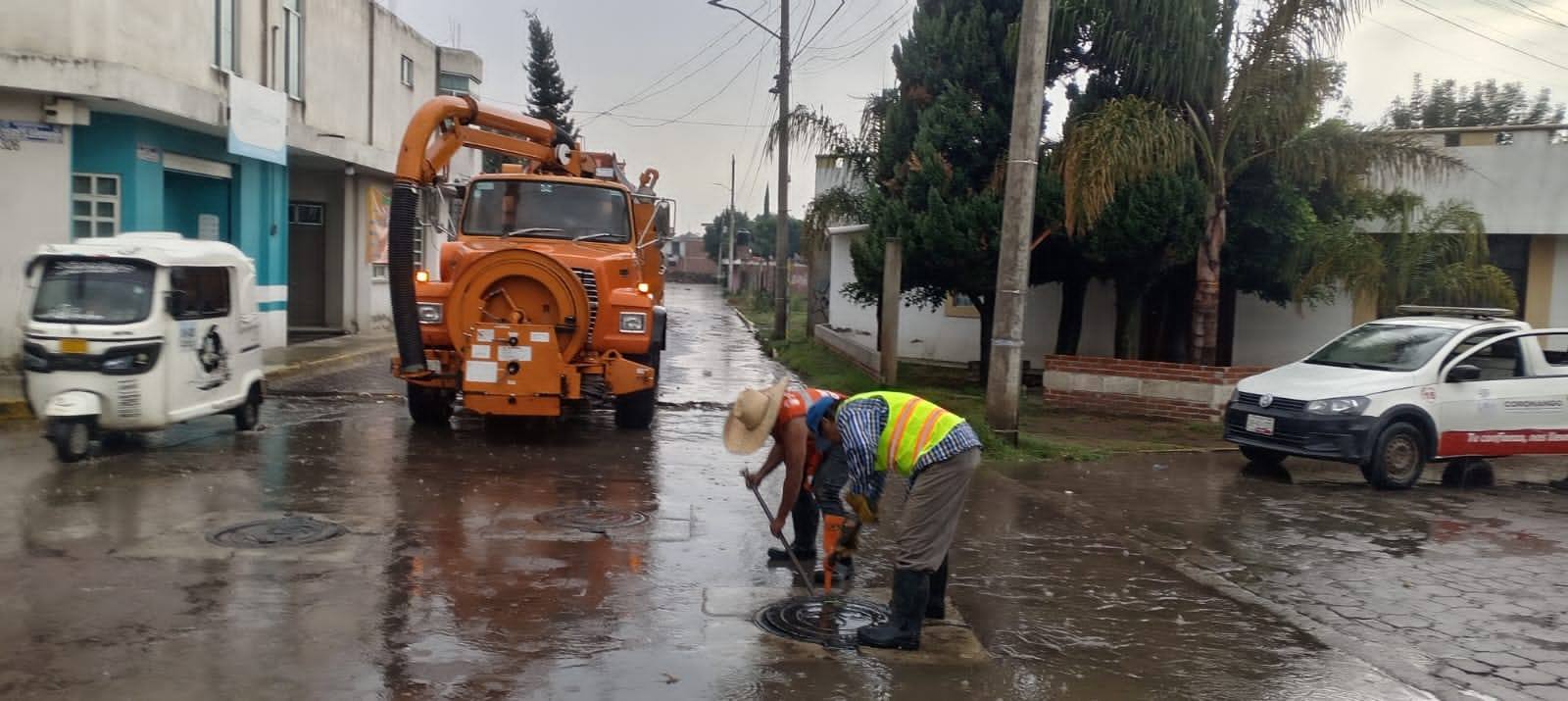 Desazolve y cambio de tapas de coladeras en San Francisco Ocotlán