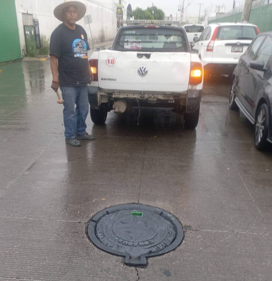 Desazolve y cambio de tapas de coladeras en San Francisco Ocotlán