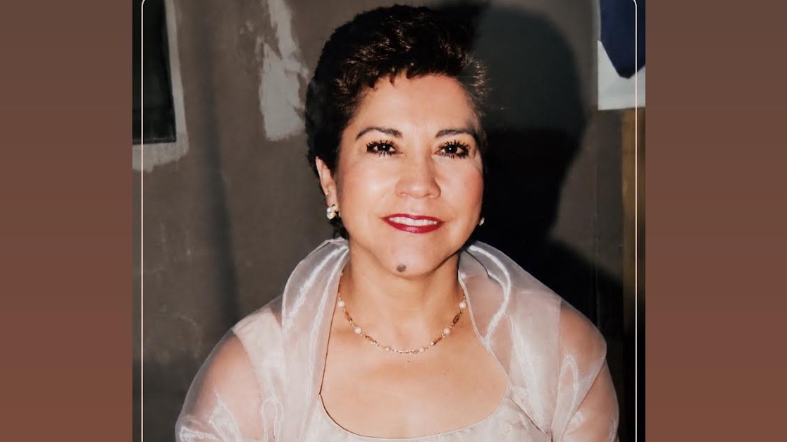 Mujer adulta mayor en tratamiento médico cardíaco.