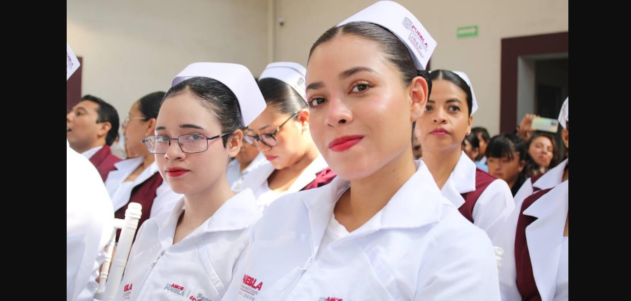 Estudiantes de enfermería durante ceremonia en Puebla.
