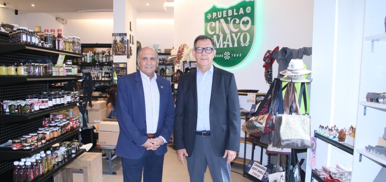 Funcionarios de Puebla y FEMSA durante firma de convenio con OXXO